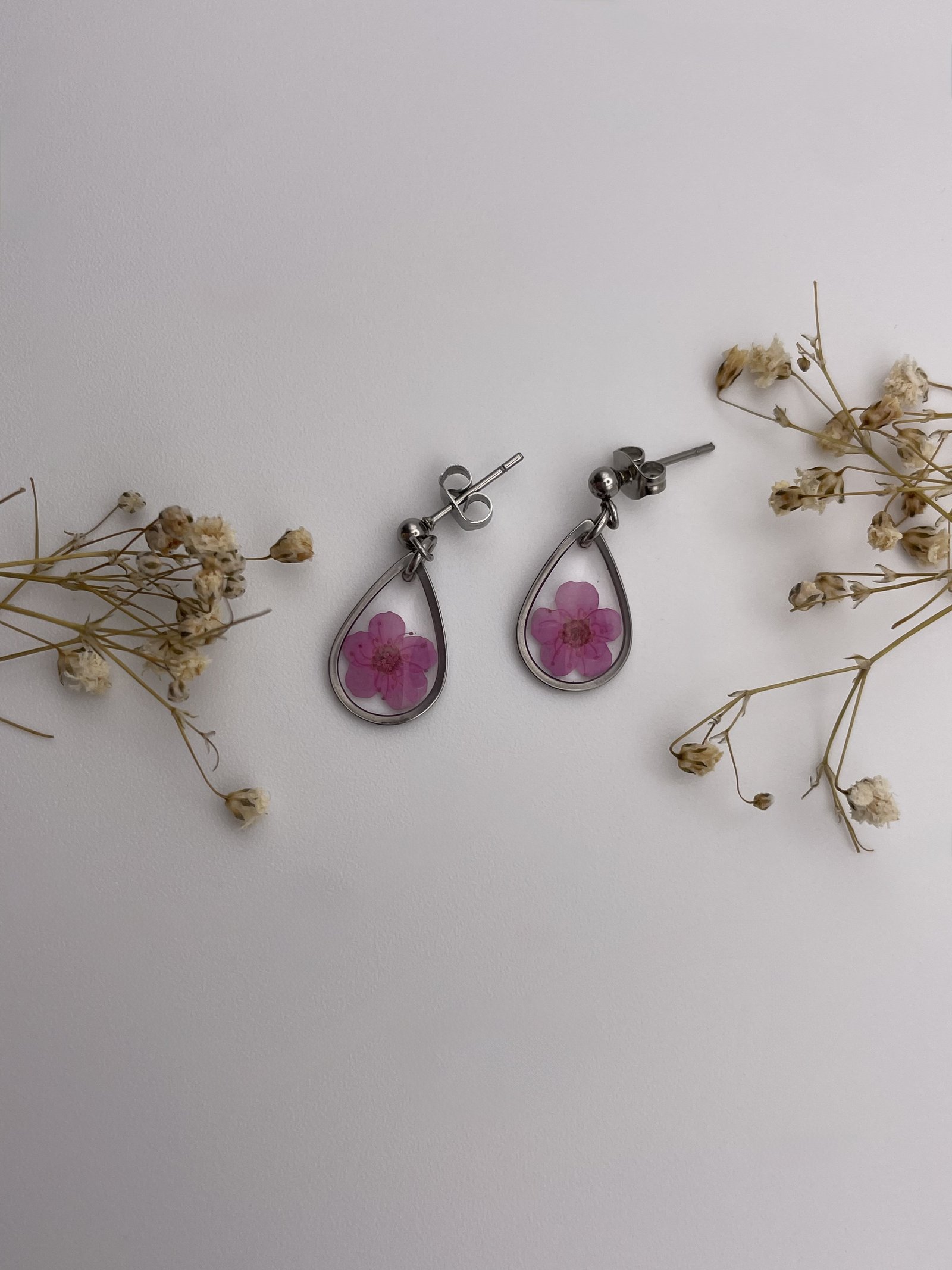 Pendientes gota con flor rosa - Imagen 2