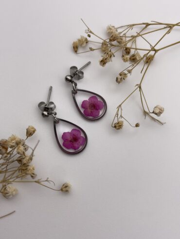 Pendientes gota con flor fucsia