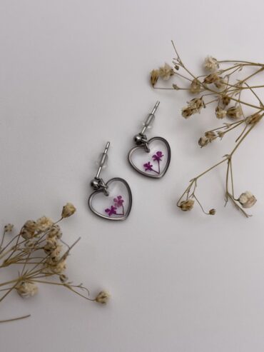 Pendientes corazón con florecitas fucsias