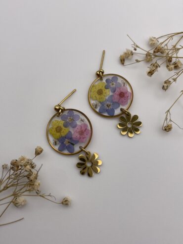 Pendientes redondos con flores azules, rosa, amarillo y charm de flor