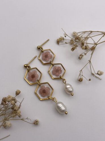 Pendientes 2 abalorios hexágono con flores rosa claro y perlas