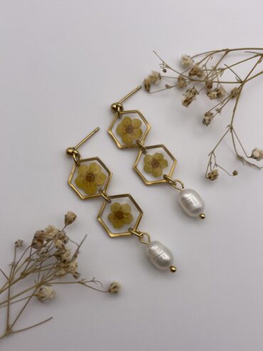 Pendientes 2 abalorios hexágono con flores amarillas y perlas