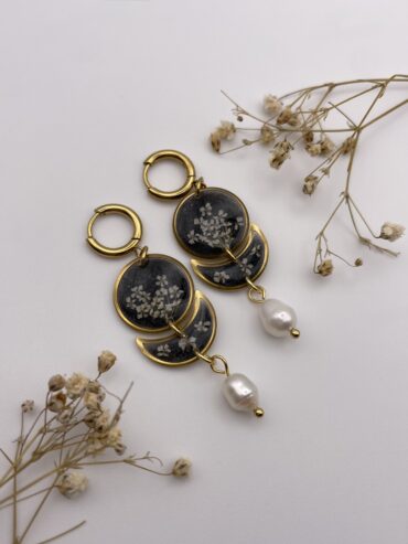 Pendientes 2 abalorios redondo y luna en color negro con florecitas blancas y perlas
