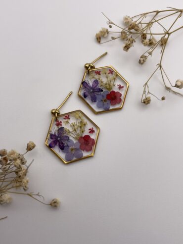 Pendientes hexágono con flores roja, azul y lila oscuro y florecitas amarillas y rojas