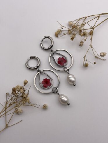 Pendientes gota en círculo con flor roja y perlas