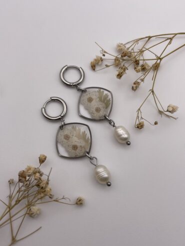 Pendientes rombo cuadrado con flores blancas, hoja verde y perlas