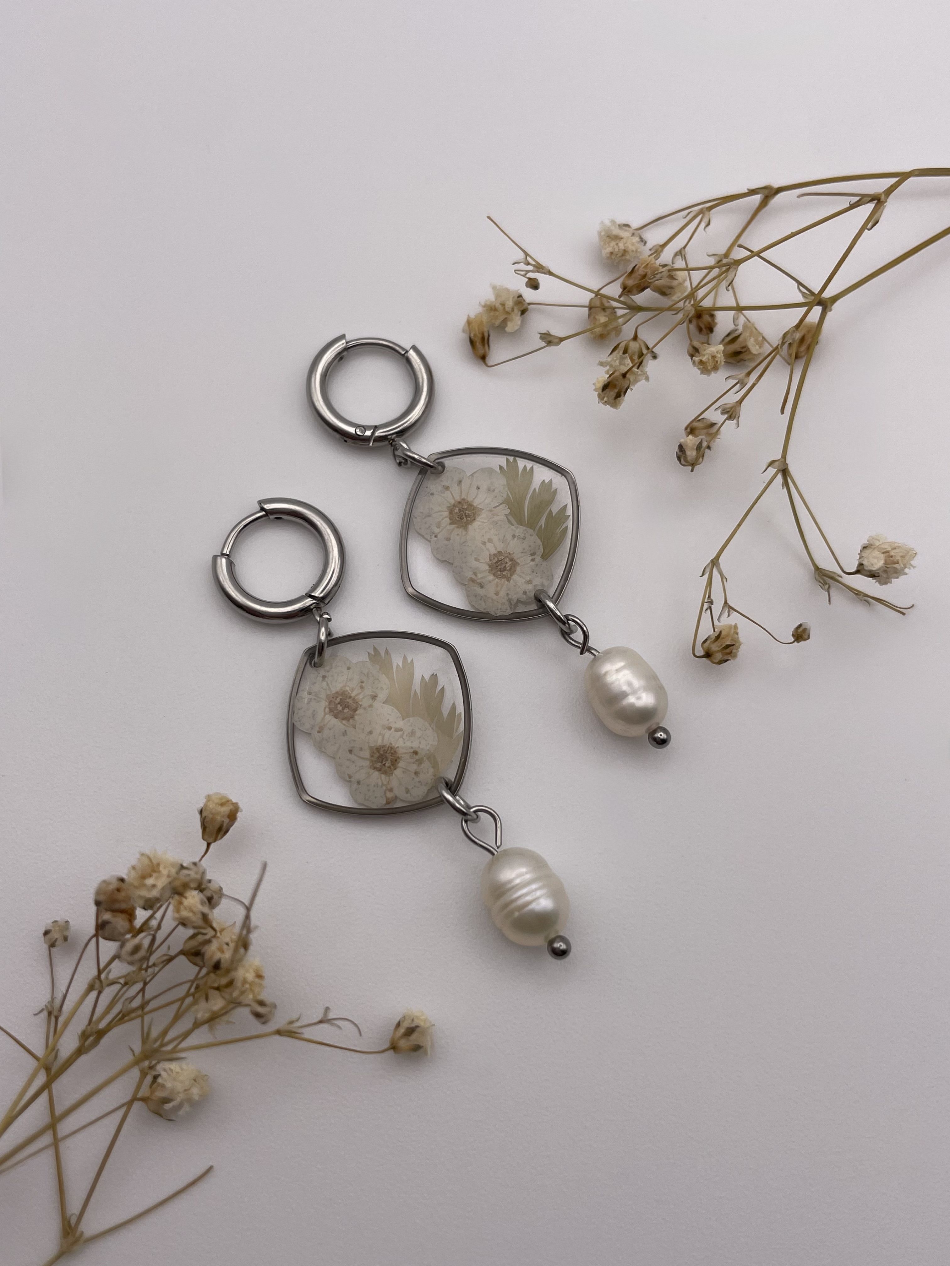 Pendientes rombo cuadrado con flores blancas, hoja verde y perlas