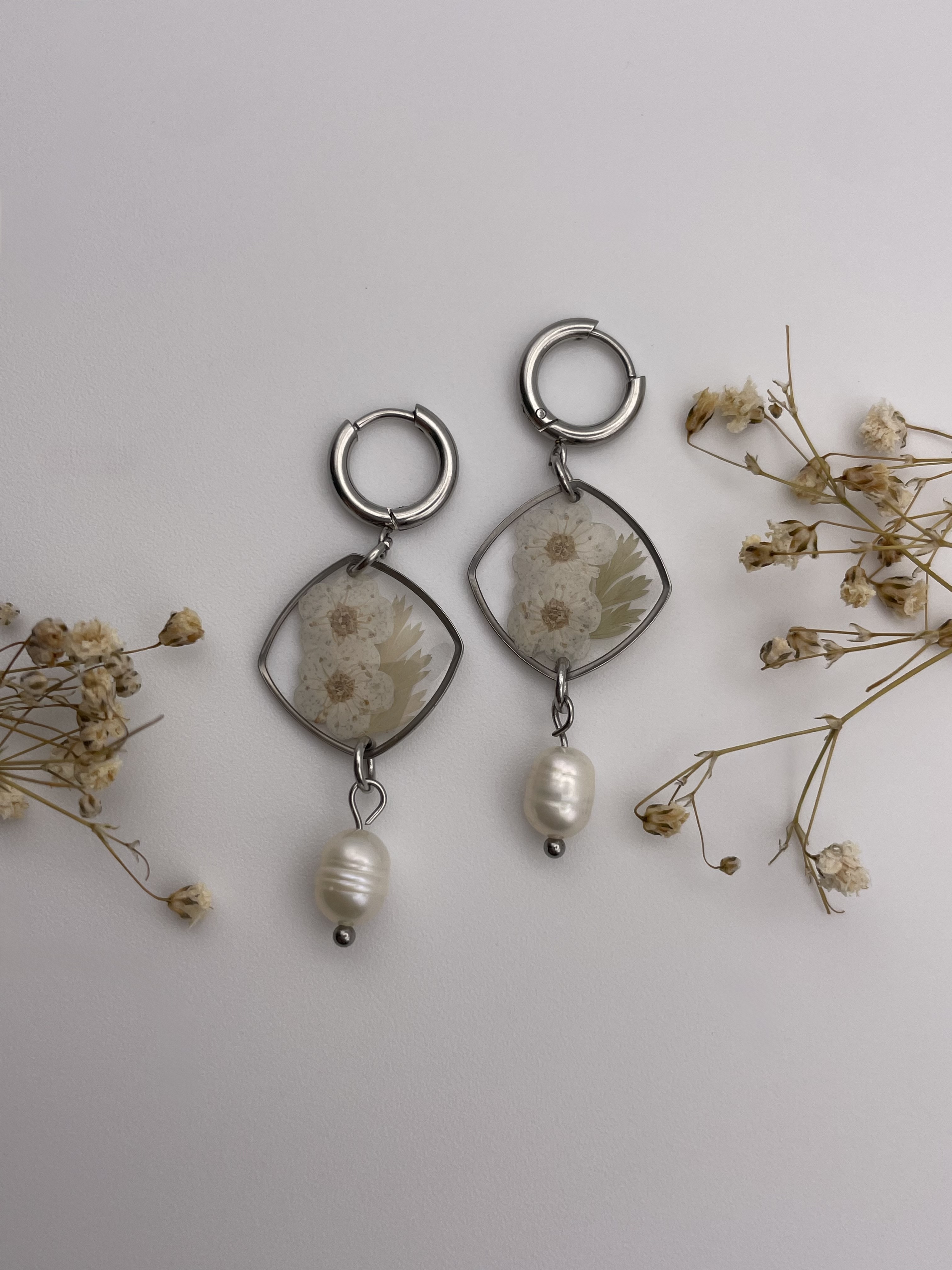 Pendientes rombo cuadrado con flores blancas, hoja verde y perlas - Imagen 2