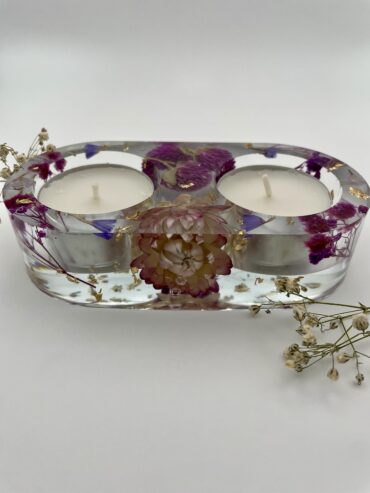 Portavelas doble con flores lilas y pisquitos dorados