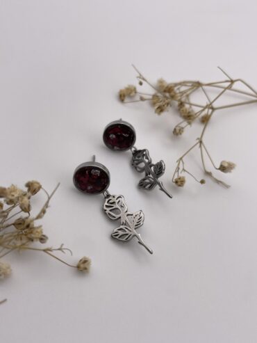Pendientes redondos con pétalos de rosas y charm de rosa