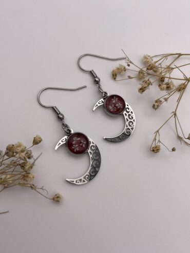 Pendientes luna con charm redondo en color burdeos con florecitas blancas