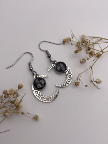 Pendientes luna con charm redondo en color negro con florecitas blancas