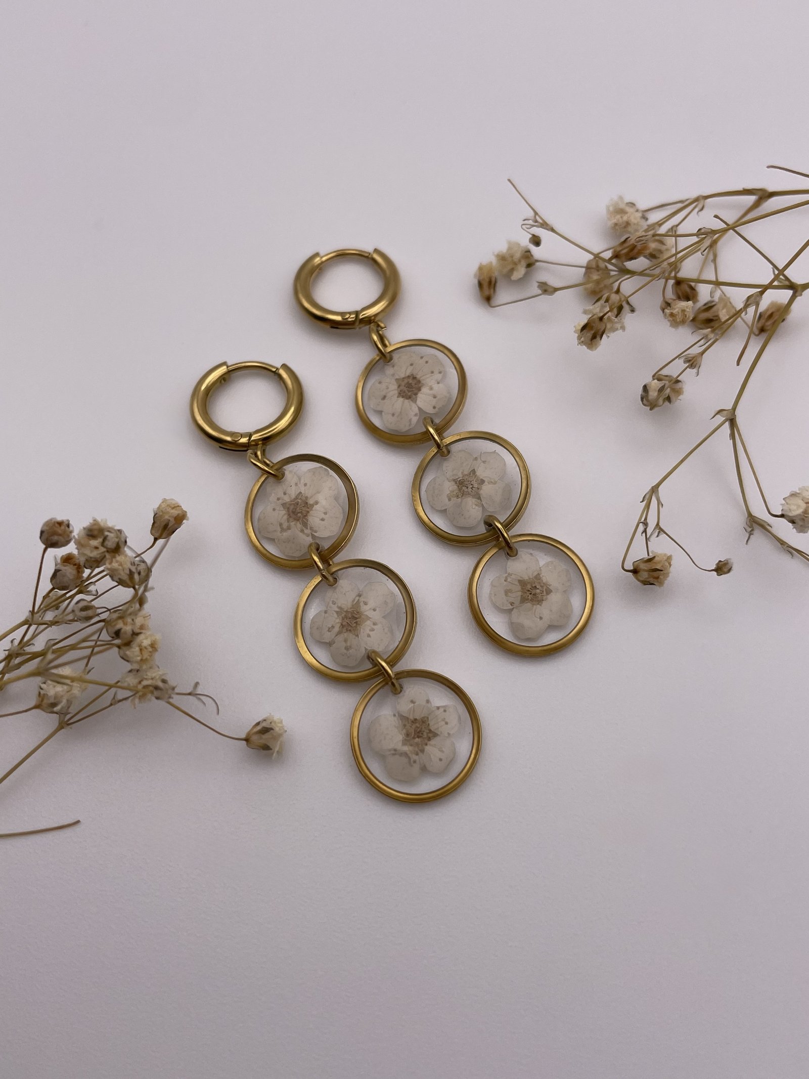 Pendientes 3 abalorios redondos con flores blancas