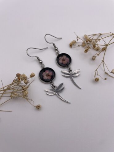 Pendientes redondos en color negro con flor burdeos y charm de libélula