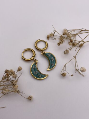 Pendientes luna en color verde con florecitas blancas