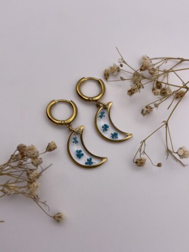 Pendientes luna con florecitas azules
