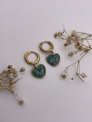 Pendientes corazón en color verde con florecitas blancas