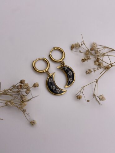Pendientes luna en color negro con florecitas blancas