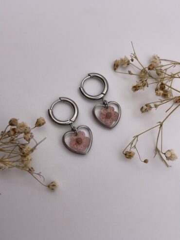 Pendientes corazón con flor rosa claro