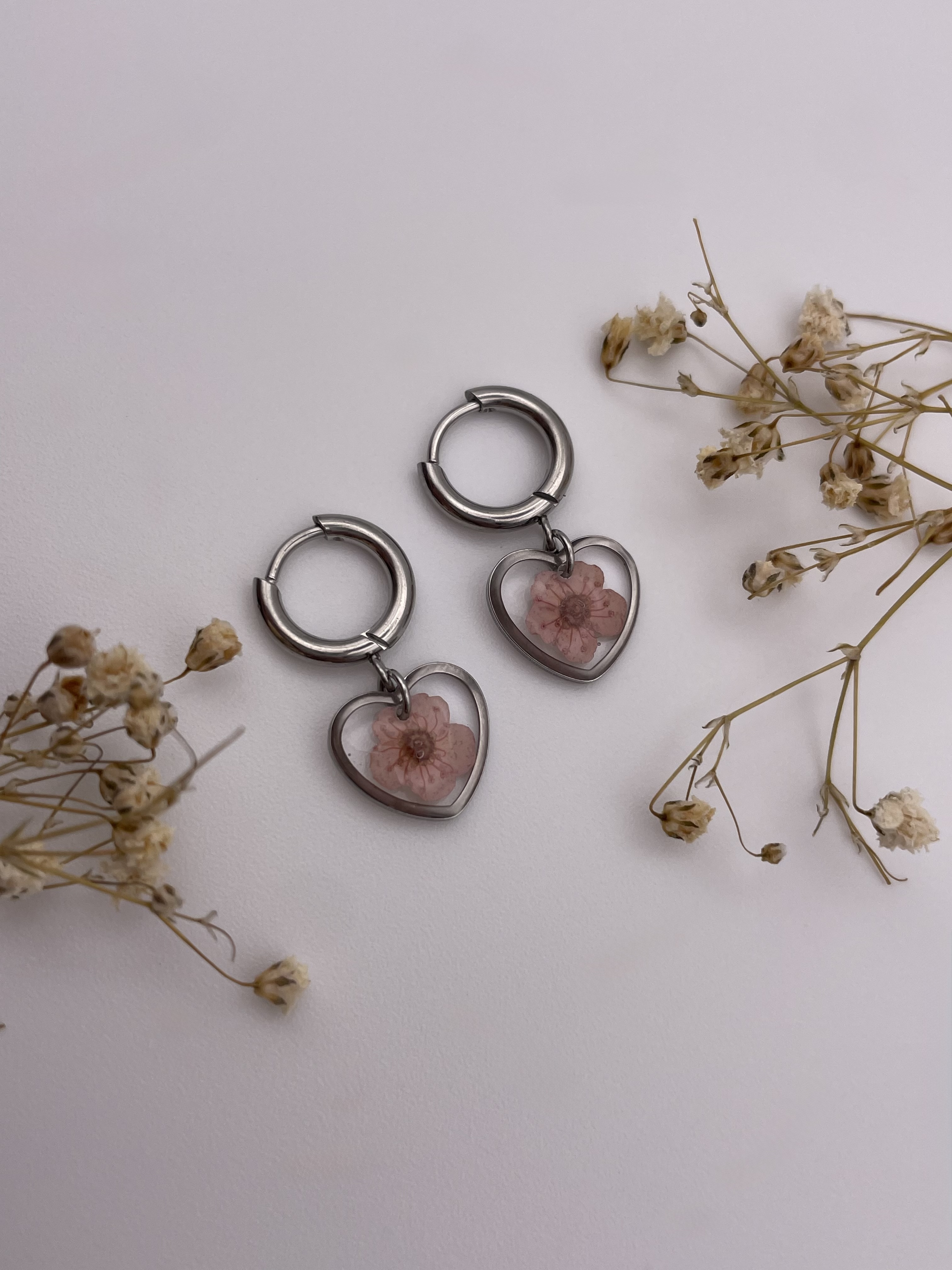 Pendientes corazón con flor rosa claro