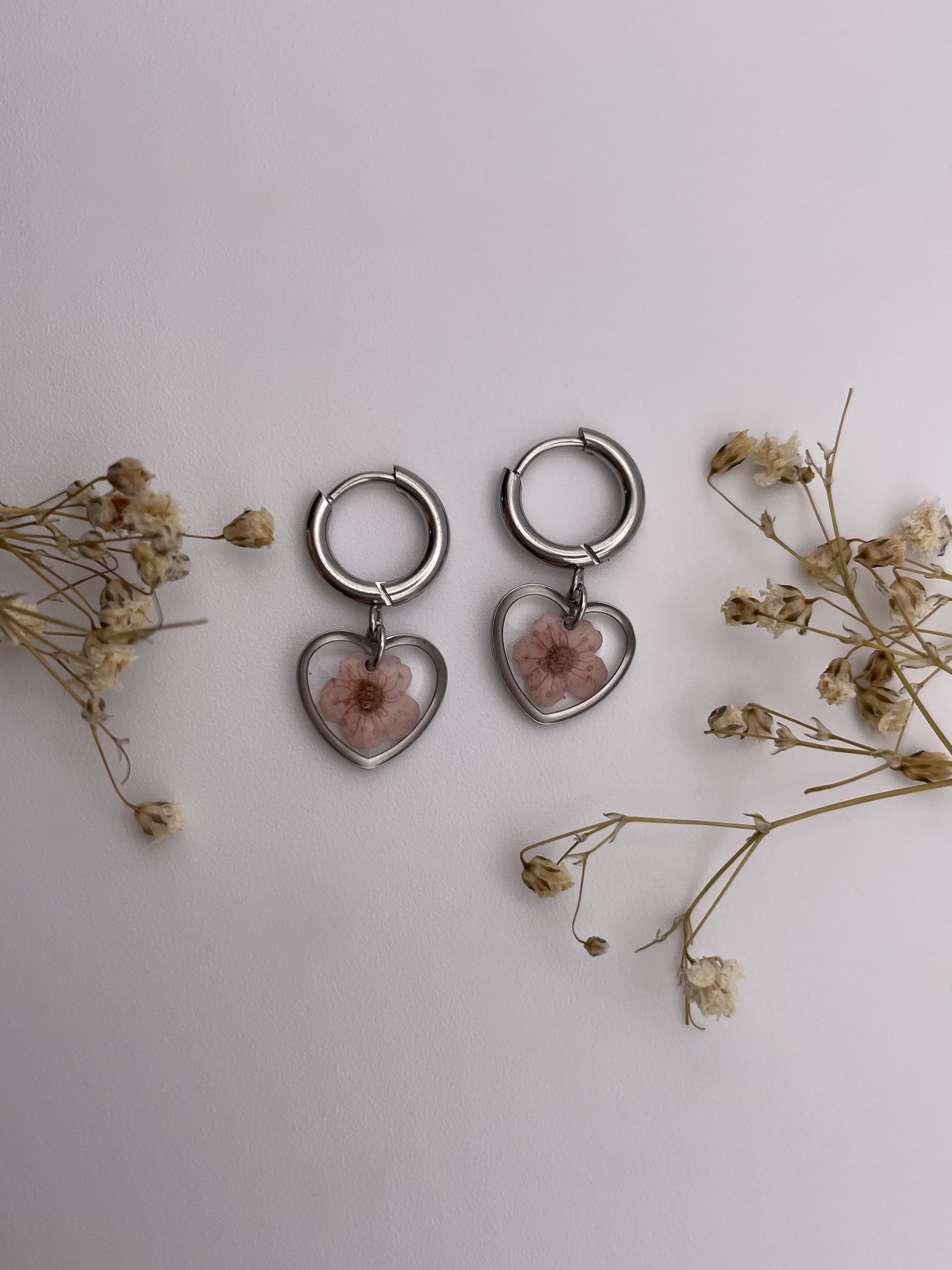 Pendientes corazón con flor rosa claro - Imagen 2