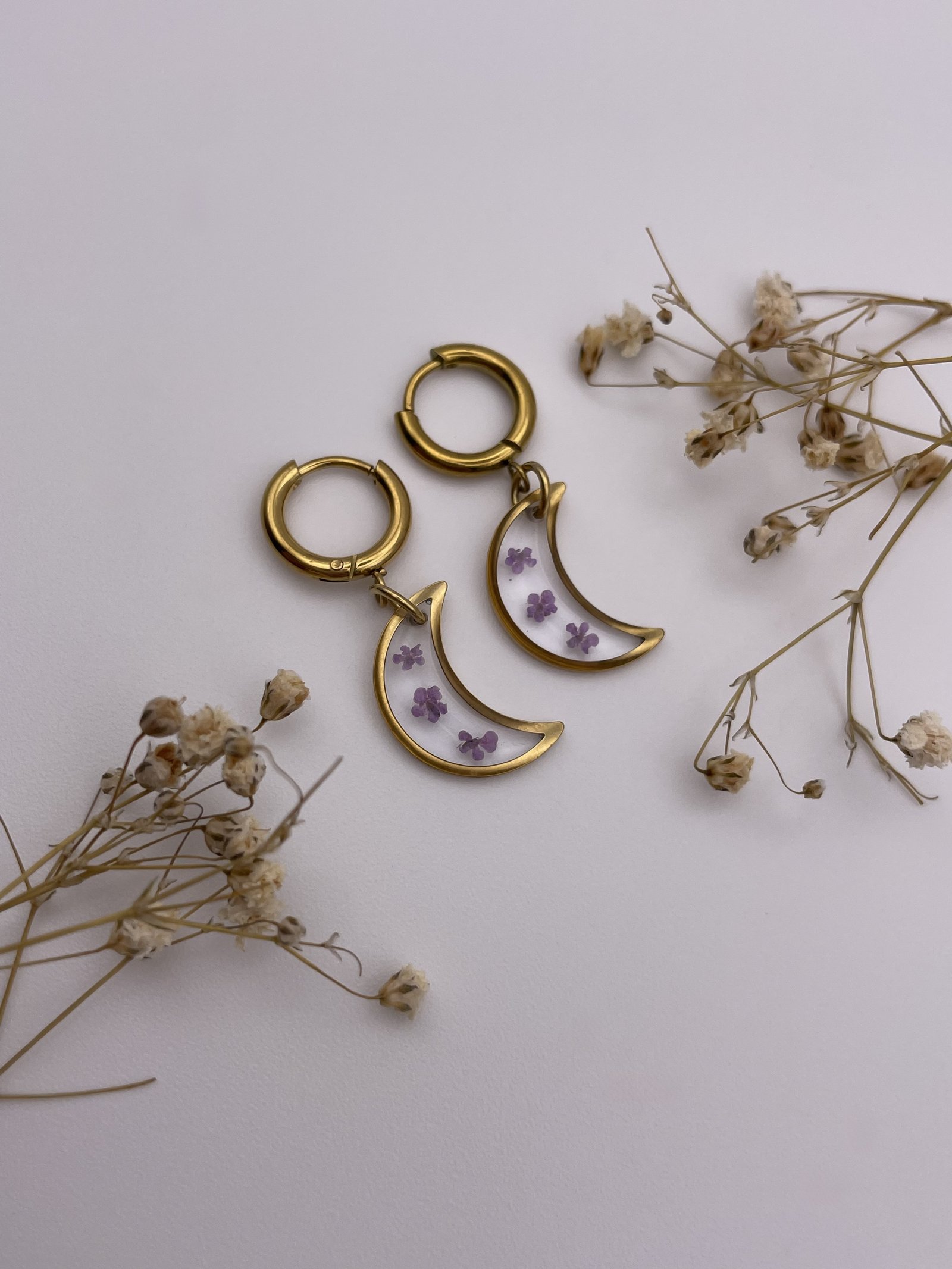 Pendientes luna con florecitas lila claro