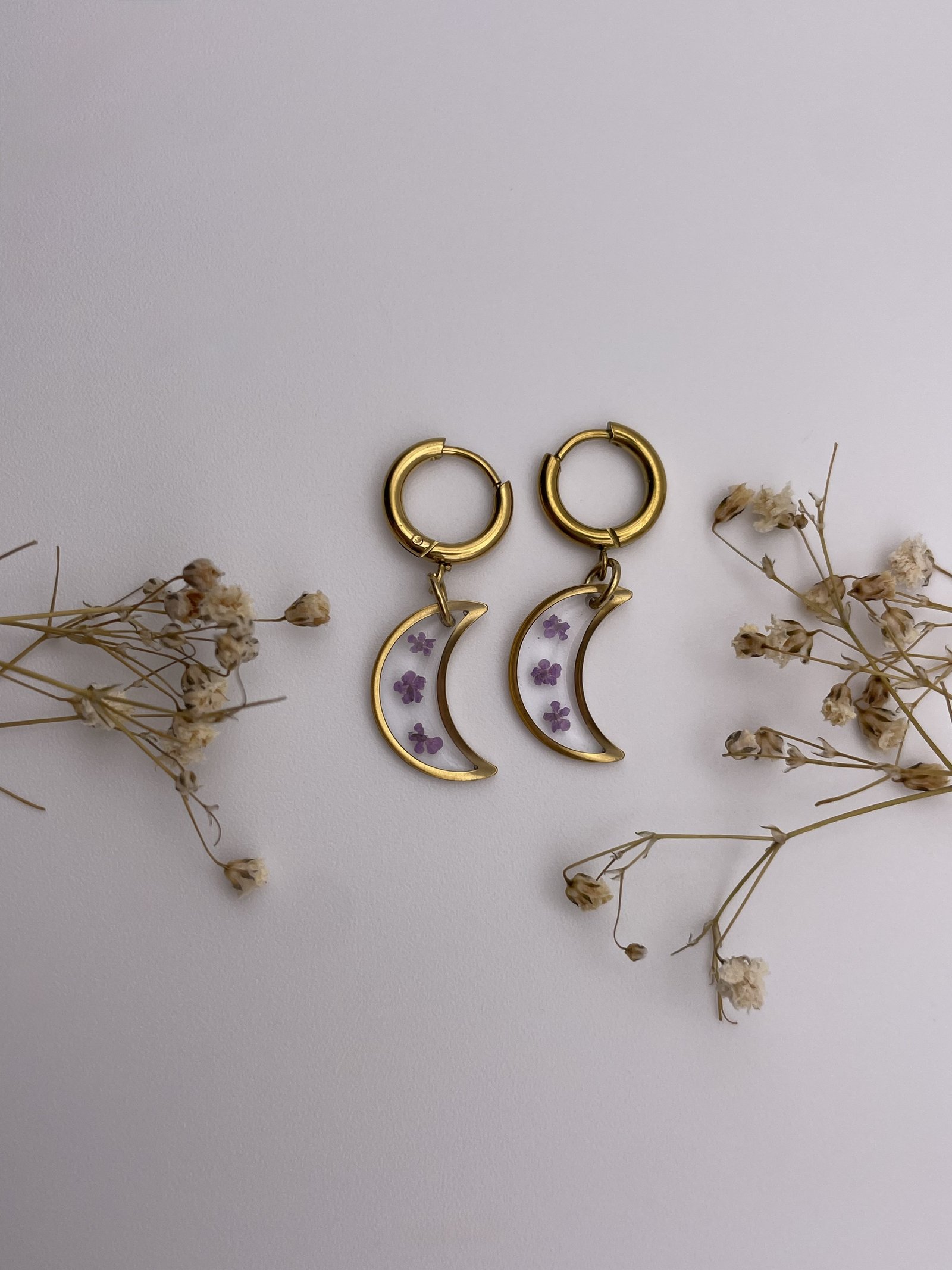 Pendientes luna con florecitas lila claro - Imagen 2