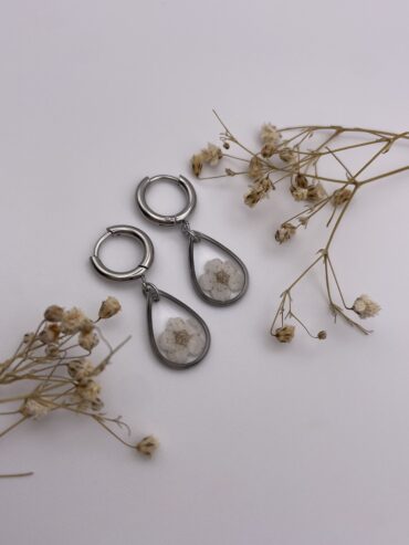 Pendientes gota con flor blanca