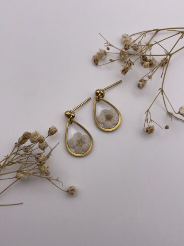 Pendientes gota con flor blanca