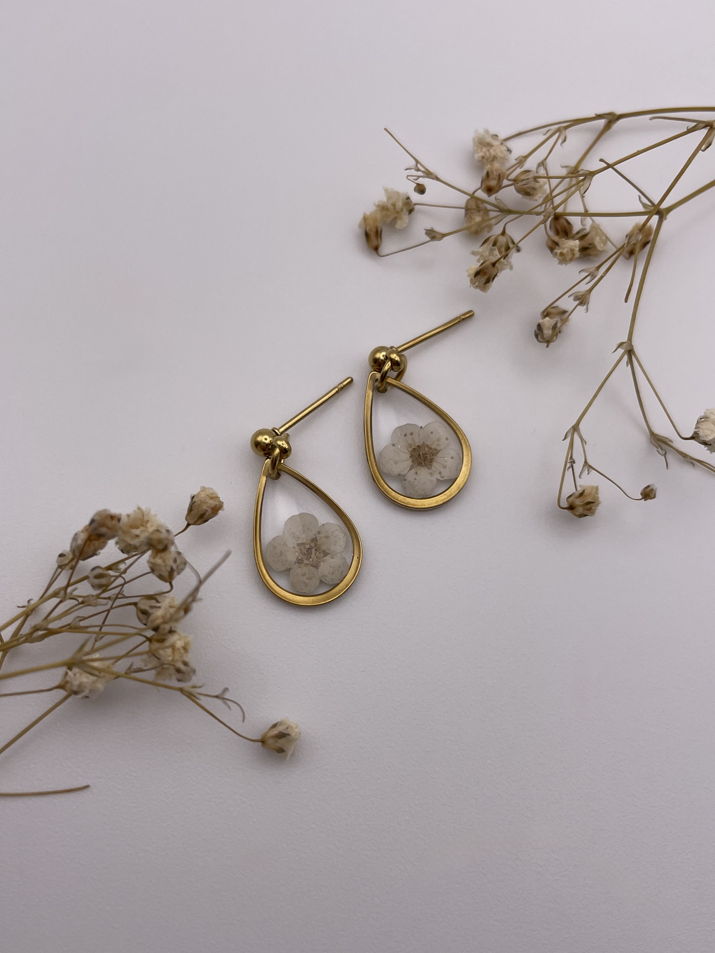 Pendientes gota con flor blanca
