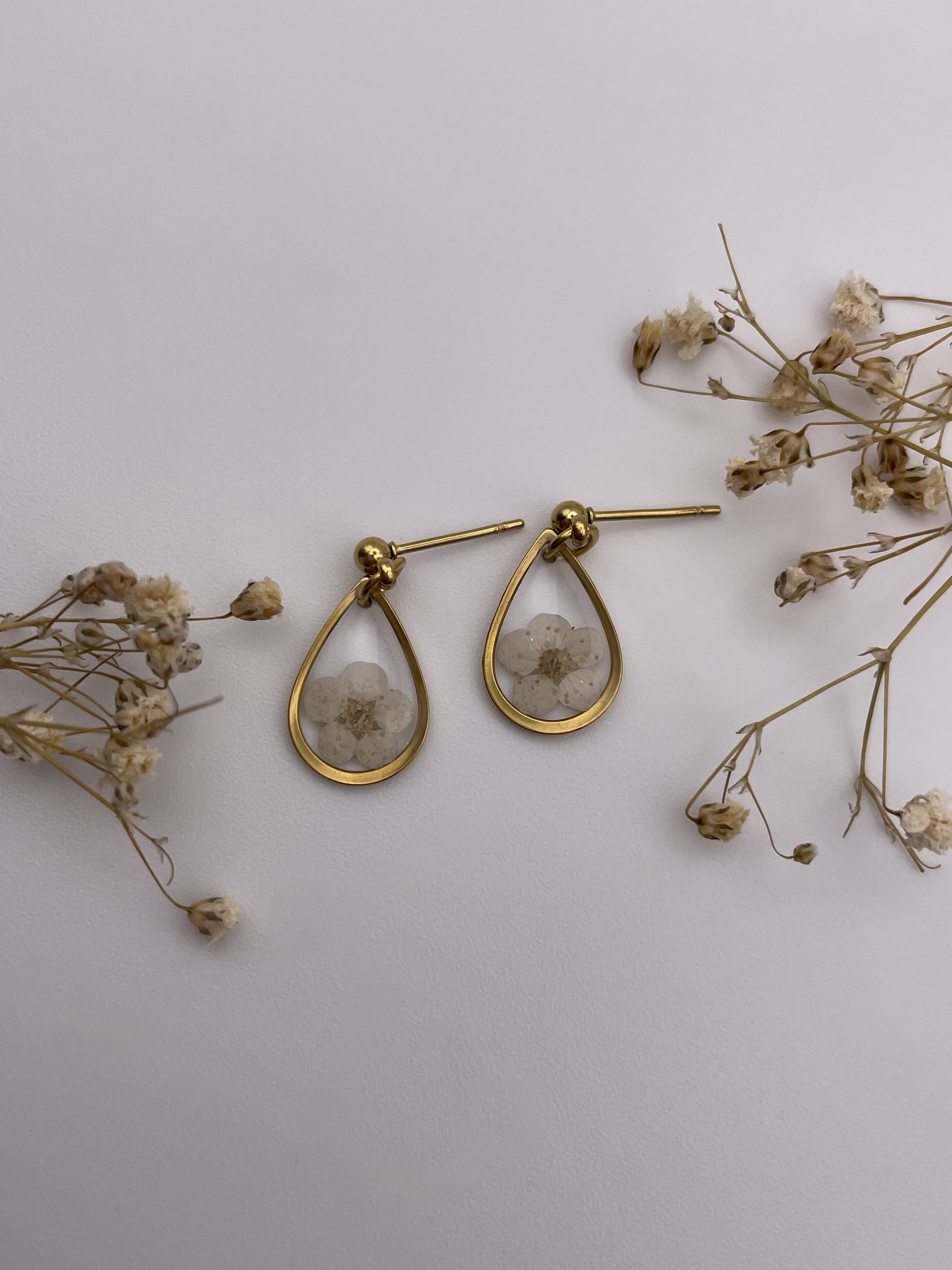 Pendientes gota con flor blanca - Imagen 2