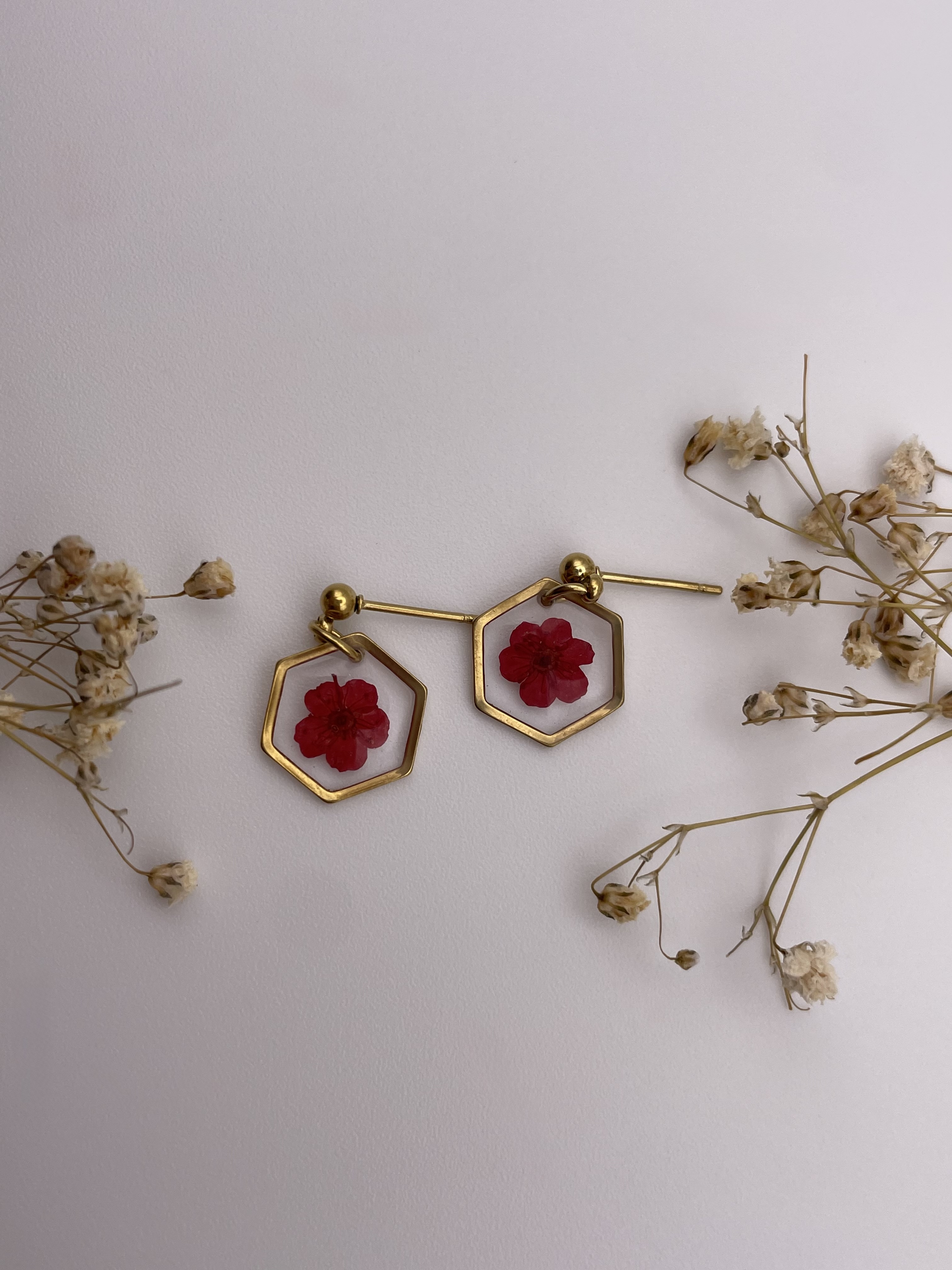 Pendientes hexágono con flor roja - Imagen 2