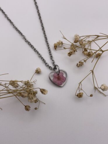 Collar corazón con flor rosa