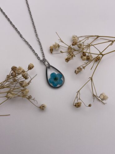 Collar gota con flor azul