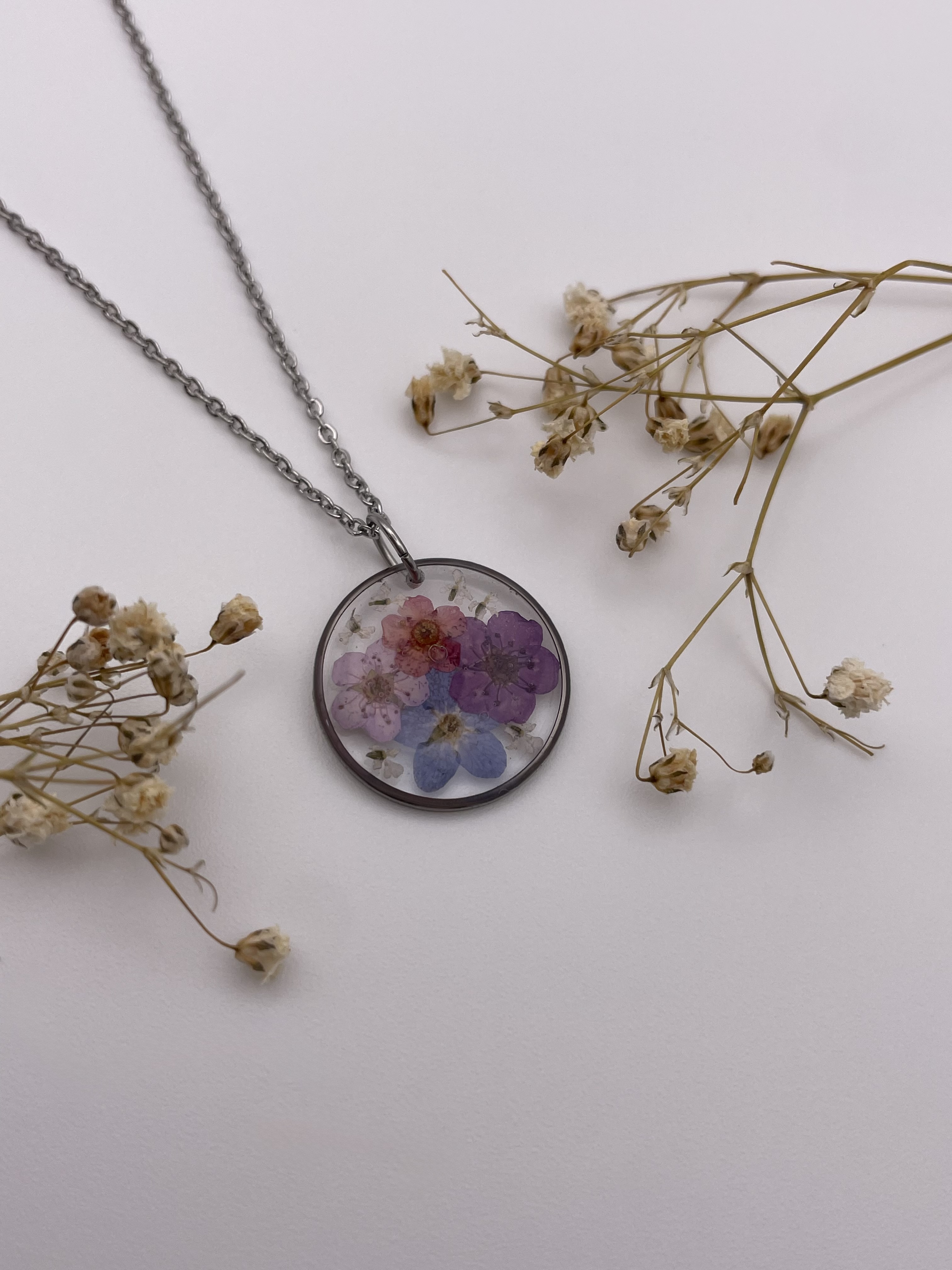 Collar redondo con flores azul, lila oscuro, lila claro y burdeos
