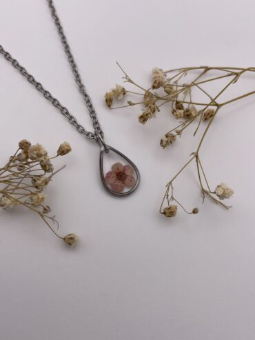 Collar gota con flor burdeos