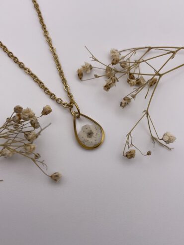 Collar gota con flor blanca