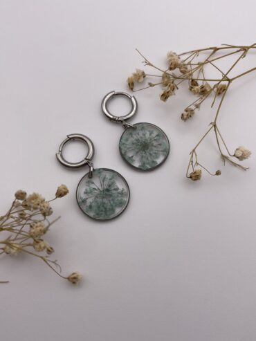 Pendientes redondos con florecitas azul claro
