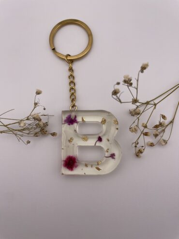 Llavero letra B con flores lilas y pisquitos dorados