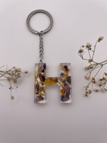 Llavero letra H con flores lilas y naranjas