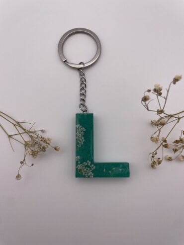 Llavero letra L en color verde con florecitas blancas