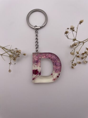 Llavero letra D con flores lilas y purpurina lila