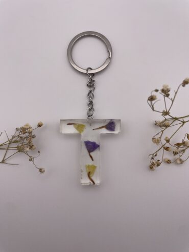 Llavero letra T con flores lilas y amarillas