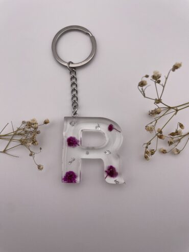 Llavero letra R con flores lilas y pisquitos plateados