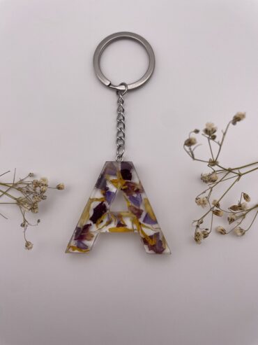 Llavero letra A con flores lilas y naranjas