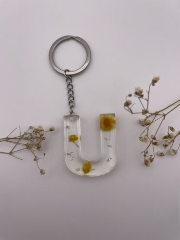 Llavero letra U con flores amarillas y pisquitos plateados