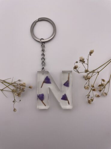 Llavero letra N con flores lilas