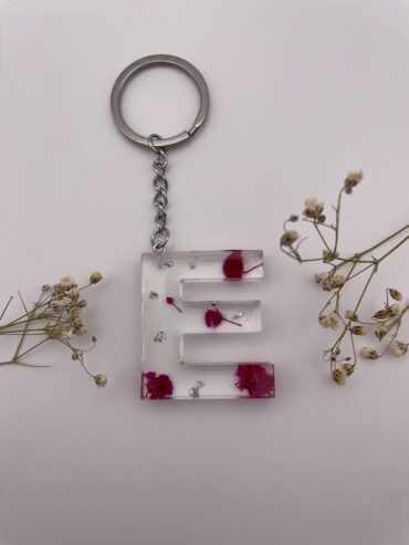 Llavero letra E con flores fucsias y pisquitos plateados