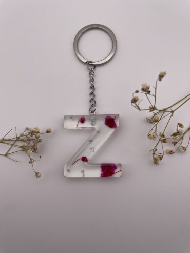 Llavero letra Z con flores fucsias y pisquitos plateados