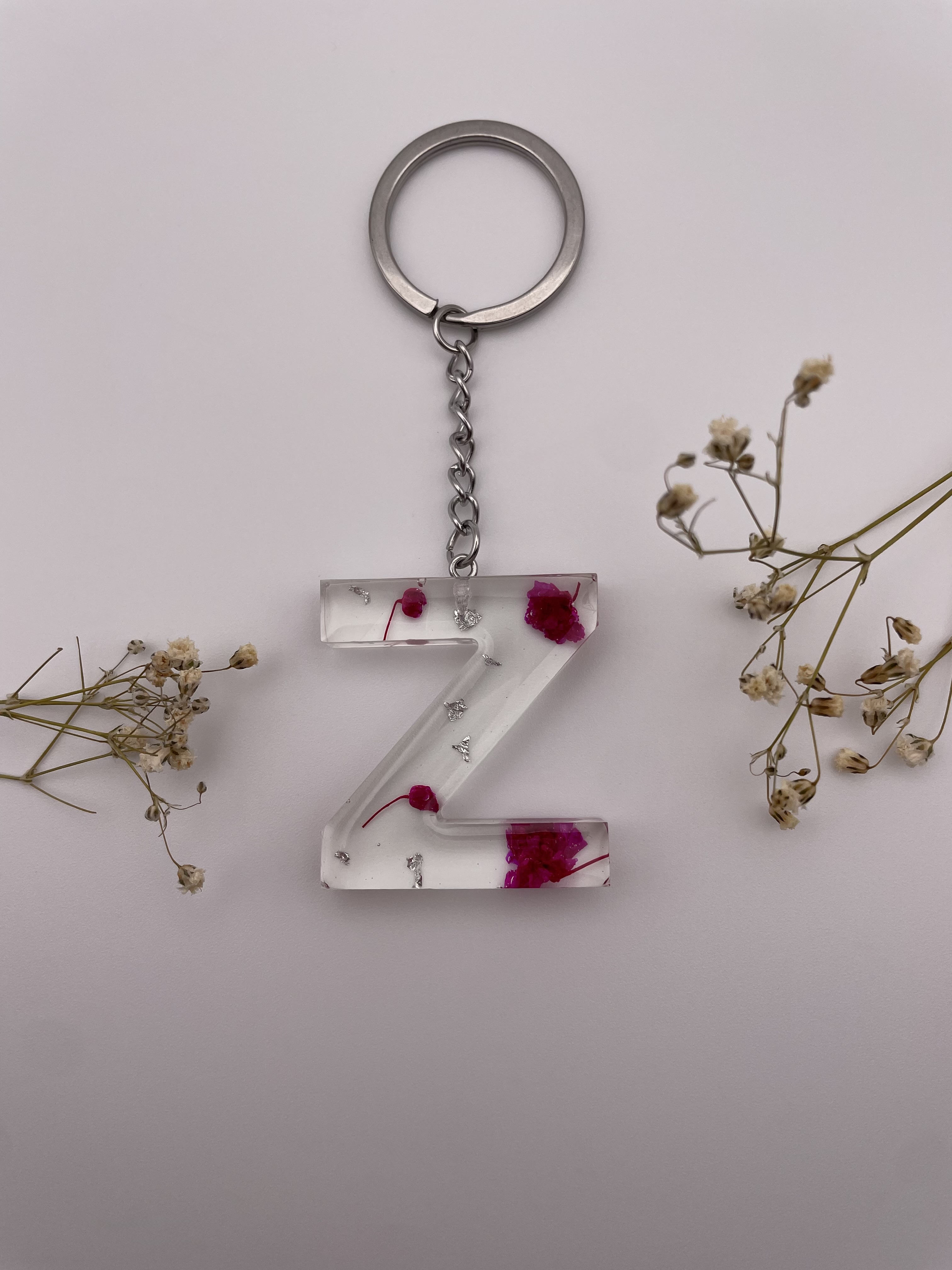 Llavero letra Z con flores fucsias y pisquitos plateados